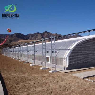 Luz solar y riego automatizado para acuaponia en invernaderos cubiertos con láminas de plástico