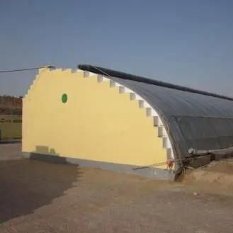 Sistema avanzado de control de humedad y luz solar para vegetales en invernaderos comerciales